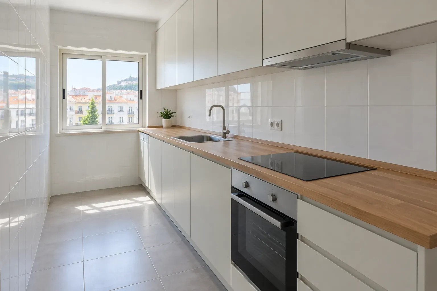 Cozinha branca com bancada de madeira, depois de obras.